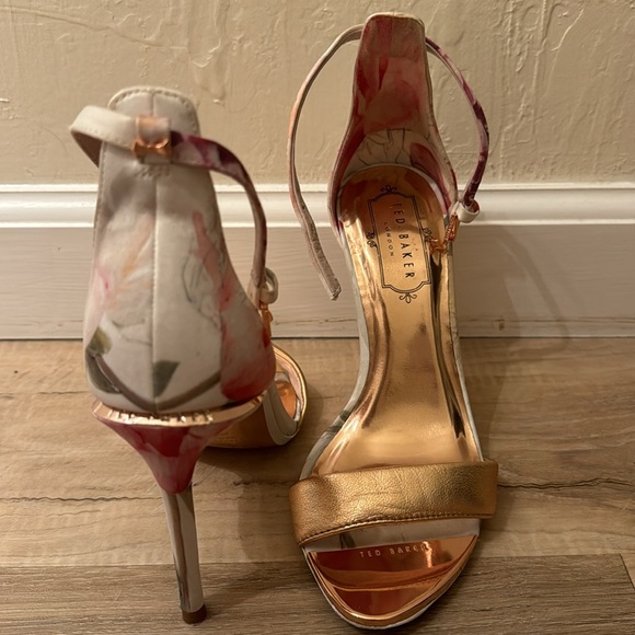 This shoes are absolutely beautiful,I paid so much $for them & forced them in. - Picture 2 of 4